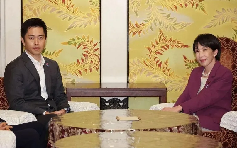 Chủ tịch đảng LDP cầm quyền Sanae Takaichi (phải) và người đứng đầu đảng Đổi mới Hirofumi Yoshimura tham dự một cuộc họp ở Tokyo, ngày 15/10 (Ảnh: China Daily)