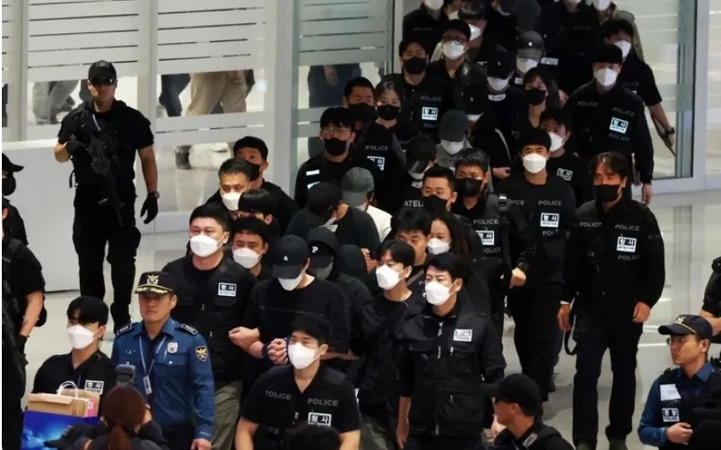 Công dân Hàn Quốc được hồi hương tại sân bay Incheon vào sáng 18/10/2025. (Ảnh: Yonhap)