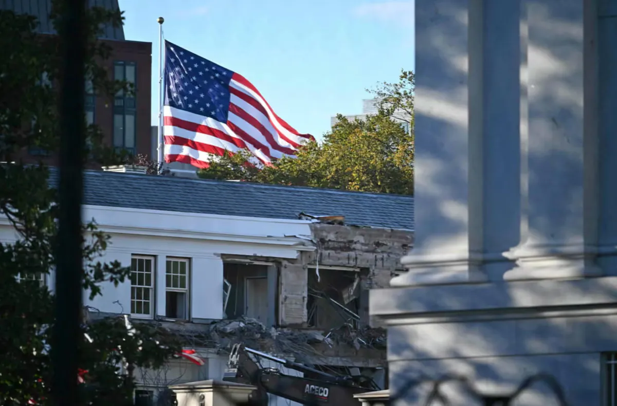 Bắt đầu phá dỡ một phần Nhà Trắng để xây dựng phòng khiêu vũ 250 triệu USD- Ảnh 1.