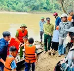 Xã miền núi Nghệ An dùng thuyền đưa các em học sinh tựu trường sau lũ